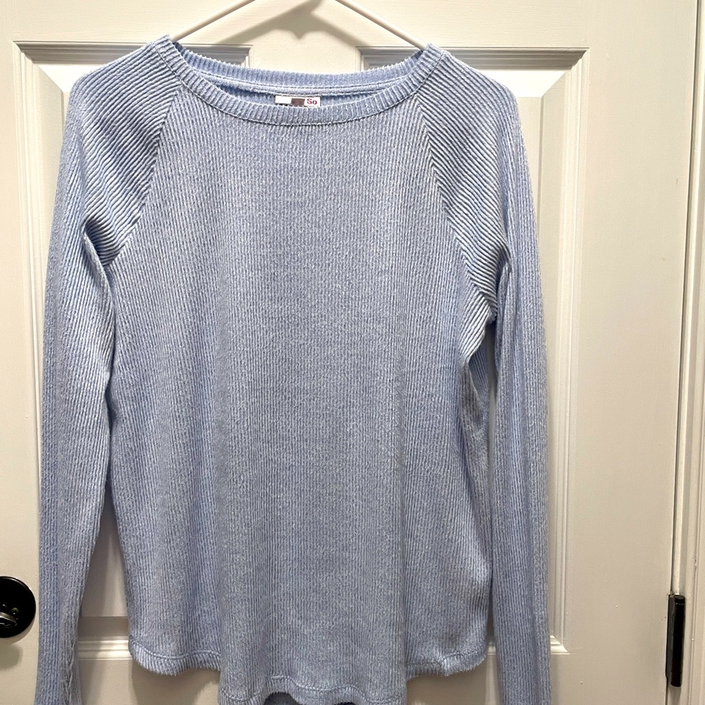 Super soft L/S shirt w/ribbed design. EUC No rips tears or stains